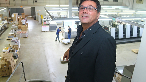 Leopoldo Moreira transformou uma empresa de convites de casamento em uma gráfica e editora, que continua a buscar novas alternativas | Fernando Leite/Jornal Opção