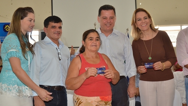 Entrega do cartão Renda Cidadã em Itapuranga | Foto: Eduardo Ferreira