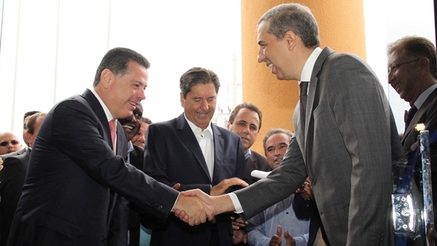 Marconi cumprimenta José Eliton e o prefeito Maguito Vilela durante inauguração | Foto: Humberto Silva 