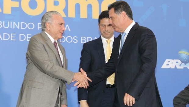 Temer cumprimenta o governador Marconi Perillo durante lançamento do Cheque Reforma | Foto: Humberto Silva