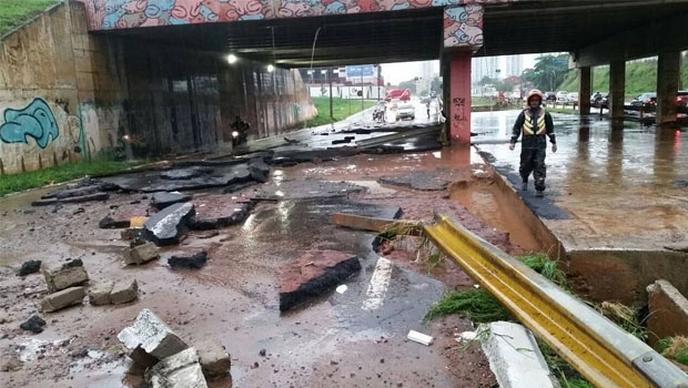 Pista da Marginal Botafogo após o temporal de 30 de outubro: deficiência na drenagem urbnana faz a via se tornar um dos pontos mais vulneráveis quando há tempestades | Foto: Arsênio Neiva