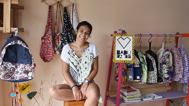 A avó de Pahola sempre brincava: "Essa menina anda cheia de badulaque". Anos mais tarde, a frase foi eternizada no nome da sua marca de bolsas e mochilas | Foto: Bruna Aidar/ Jornal Opção