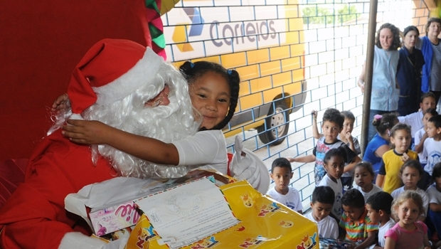 Entrega dos presentes da campanha de Natal dos Correios | Foto: Everson Bressan/SMCS