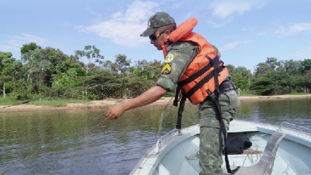 Policial militar ambiental retira redes de pesca proibidas durante a piracema