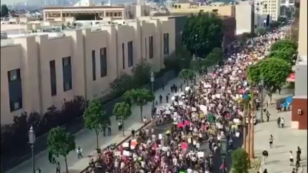 Manifestantes protestam contra política do empresário eleito na última terça-feira (8) | Foto: Reprodução / Twitter