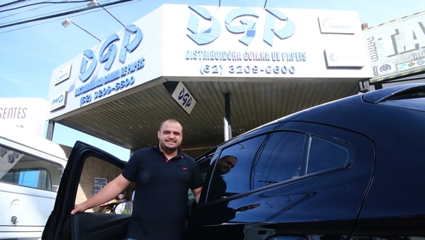 Rafael Sousa se divide entre o Uber e a empresa | Foto: Fernando Leite / Jornal Opção