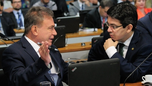 Senador Alvaro Dias (PV-PR), autor da proposta, e o relator, Randolfe Rodrigues (Rede-AP) | Foto: Geraldo Magela / Agência Senado