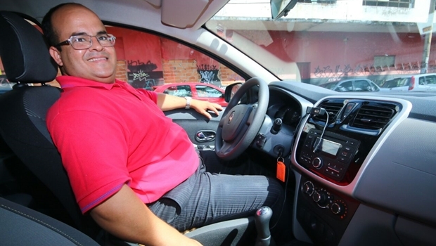 Simonei: de corretor de imóveis a motorista do Uber. Mas não deixou de vender imóveis | Foto: Fernando Leite/ Jornal Opção