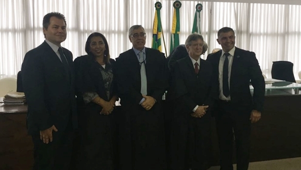 Posam para a foto o presidente eleito, Gilberto Marques Filho; vice-presidente, Beatriz Figueiredo Franco; e corregedor-geral, Zacarias Neves Coelho | Foto: Marcelo Gouveia/Jornal Opção
