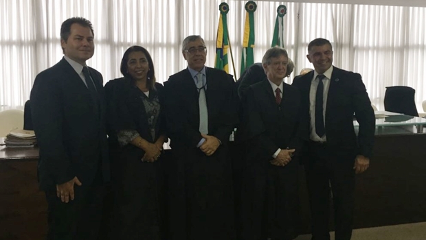 Posam para a foto o presidente eleito, Gilberto Marques Filho; vice-presidente, Beatriz Figueiredo Franco; e corregedor-geral, Zacarias Neves Coelho | Foto: Marcelo Gouveia/Jornal Opção