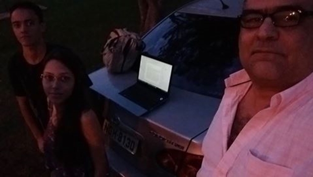 Após serem expulsos do prédio, professor e alunos tiveram que fazer a orientação acadêmica no estacionamento da universidade | Foto: Reprodução Facebook