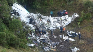 Colombianos atuam no resgate às vítimas do voo da LaMia: diante da tragédia, a excelência no trabalho | Foto: Luis Benavides