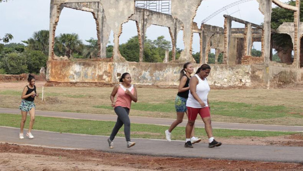 revitalizamos e remodelamos espaços de lazer, como o Parque Cimba revitalizado [Ao fundo, ruínas da antiga indústria de sabão]