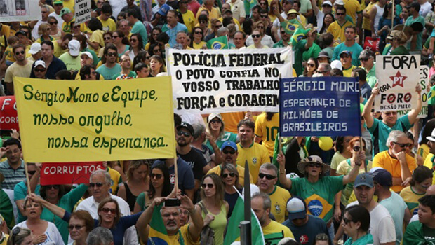 Cartazes louvam Sérgio Moro e a Polícia Federal: quando falta cidadania, o povo passa a ter “crença” | Foto: Orlando Kissner