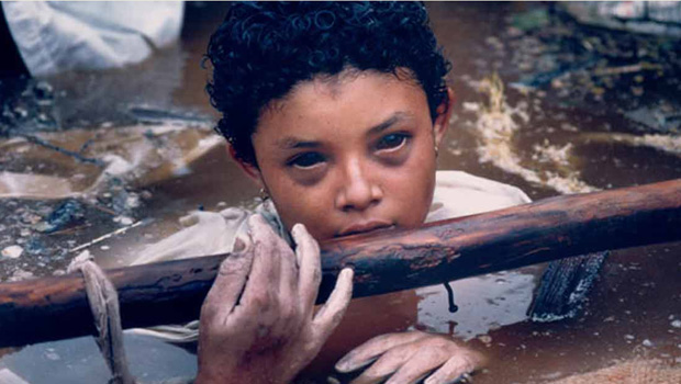 Omayra Sanchez, 13 anos, vítima da avalanche que destruiu a cidade de Armero: morte após 60 horas de agonia | Foto: Divulgação