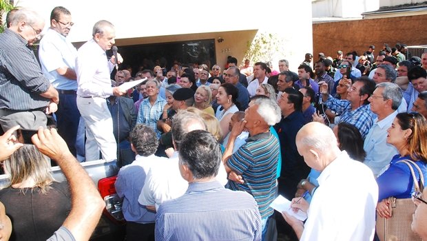 Iris discursa em palanque improvisado | Foto: Divulgação /  Facebook