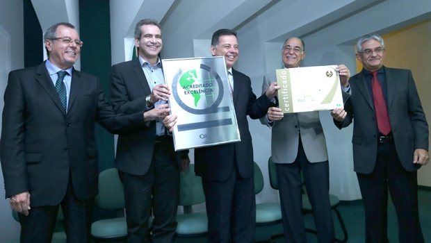 Entrega, pelo Instituto Qualisa de Gestão – IQG, ao CRER o Certificado de Acreditação com Excelência Nível 3 da Organização Nacional de Acreditação - ONA | Foto: Divulgação/ Henrique Luiz