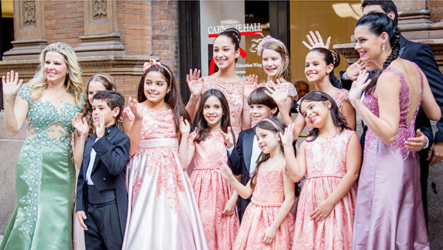 Pianista Ericka Vilela com seus alunos, em frente ao Carnegie Hall, em Nova York, EUA: “Se todos pudessem estudar música, teríamos outra realidade, de pessoas mais sensíveis, capazes de lidar com os medos que têm”