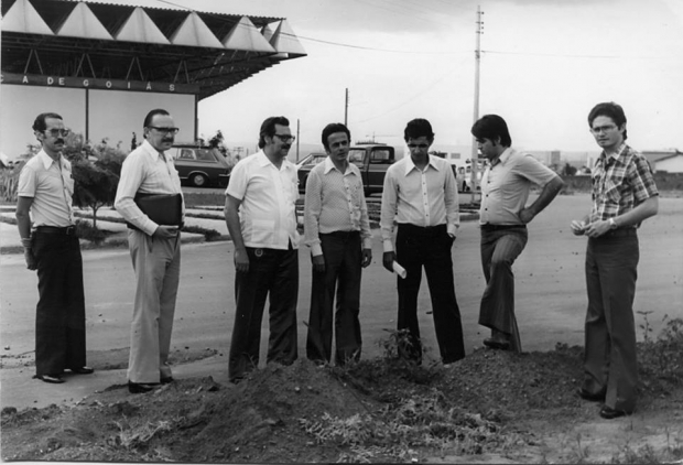 Nabyh Salum, ao centro nos anos 70, durante a construção da primeira sede da AMG