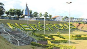 Nerópolis é uma cidade diferente, pois tem  vida própria e gera emprego, tem diversas empresas  e indústrias; é voltada para o ramo alimentício”