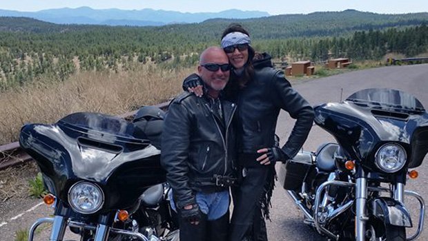 Patrick e Shirley com suas motocicletas: dois guerreiros que lutaram contra o câncer