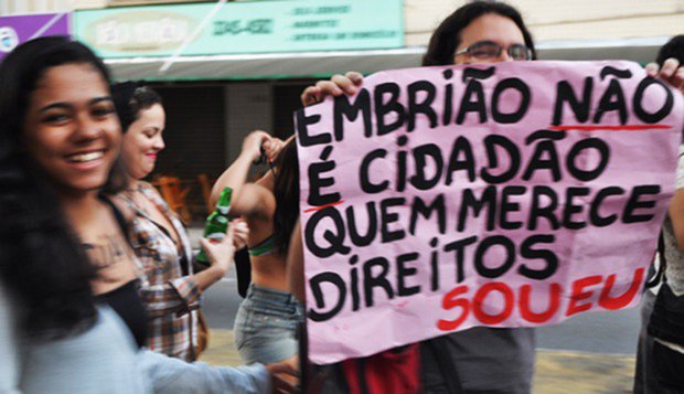 No Brasil, ao contrário do que se pensa, o feto, é sujeito de direitos. Portanto, existe um limite objetivo quanto à autonomia do corpo, direito que, a partir da concepção de outro ser, não pode ser exercido absolutamente