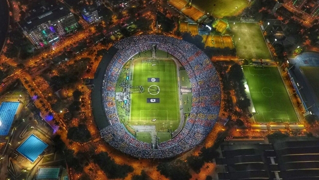 Perfil oficial da Chapecoense no Twitter postou esta foto do estádio de Medellín, que estava lotado e com milhares de pessoas do lado de fora | Foto: Reprodução Twitter