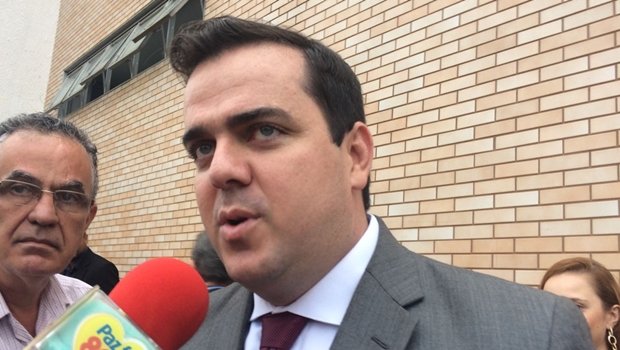 Gustavo Mendanha concede entrevista antes da cerimônia de diplomação | Foto: Larissa Quixabeira