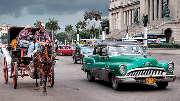 Carros antigos e veículos puxados por cavalos são os principais meios de transporte dos cubanos | Foto: Reprodução