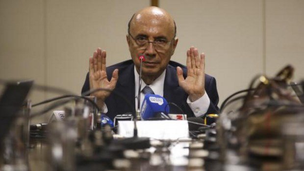 O ministro Henrique Meirelles concede entrevista a jornalistas após café da manhã | Foto: Antônio Cruz/Agência Brasil