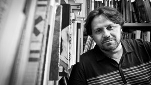 Escritor Marcelino Freire: “Caio é isto: o leitor dos primeiros leitores. Porque ele é sincero, inovador e desbravador. Fala diretamente no coração e no juízo de quem lê. E transforma, com suas palavras, nosso destino amoroso” | Foto: Mario Miranda Filho