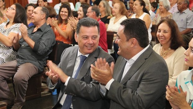 Governador e prefeito de Luziânia, Cristóvão Tormin (PSD) durante celebração | Foto: Humberto Silva