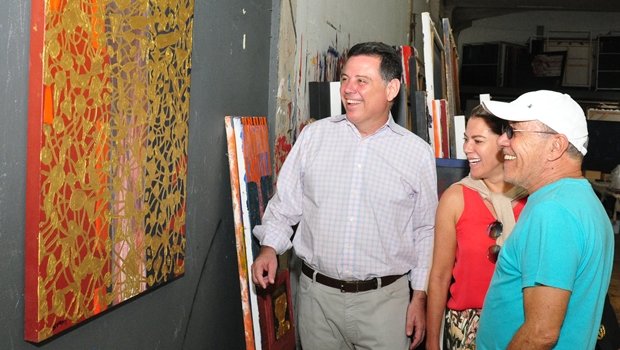 Marconi e Valéria Perillo visitaram ateliê de Siron Franco nesta sexta-feira (9) | Foto: Henrique Luiz