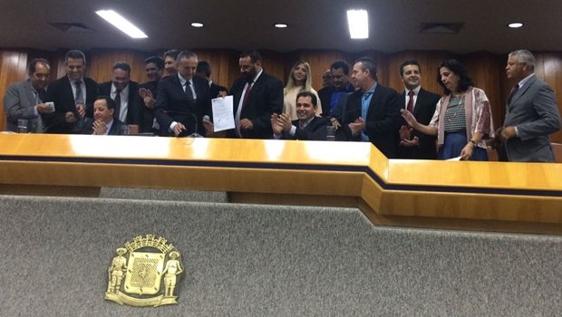 Vereadores na mesa diretora comemoram aprovação da lei | Foto: Larissa Quixabeira 