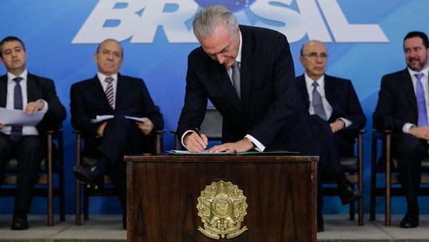 Presidente Michel Temer assina a Medida Provisória do Programa de Manutenção e Geração de Empregos | Foto: Marcos Corrêa/PR