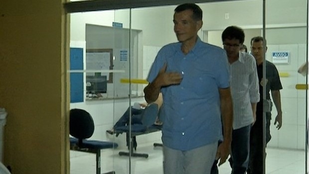 Em primeiro plano, o secretário de Infraestrutura  . Logo atrás, Junior Miranda