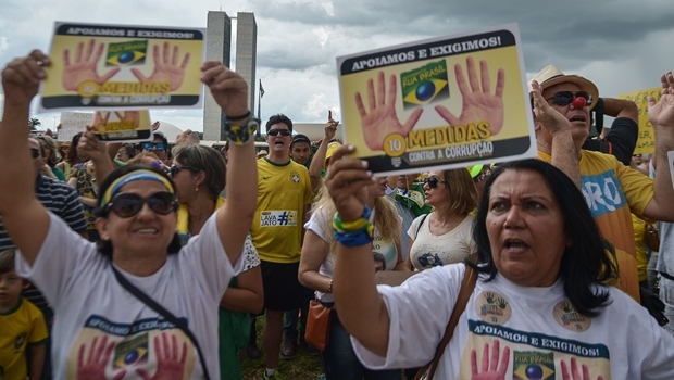 Manifestantes em Brasília a favor da proposta das dez medidas anticorrupção | Foto: Agência Brasil