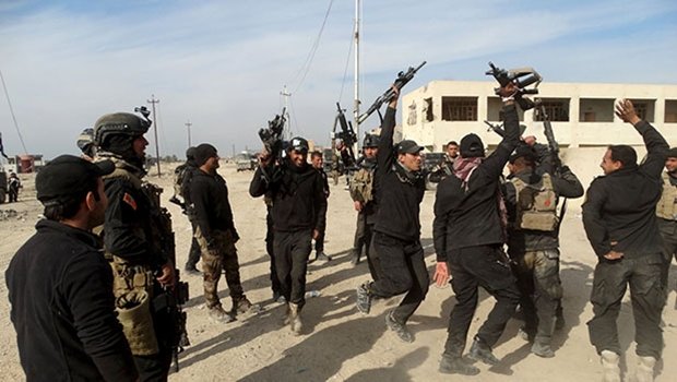 Soldados iraquianos festejam libertação de Ramadi: a maior preocupação agora é com a reconstrução das casas