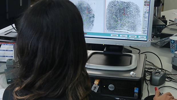 Trabalho de profissionais do Instituto de Identificação incluiu a confirmação de digital e análise de imagens de câmeras | Foto: Fernando Leite / Jornal Opção