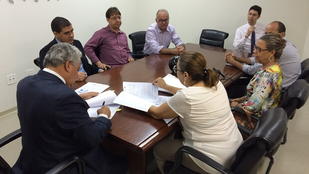 Secretário Vilmar Rocha assina acordo com IF Goiano | Foto: Secima