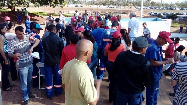 Servidores aglomerados no Paço contra a gestão Iris Rezende | Foto: Rádio Trabalhador