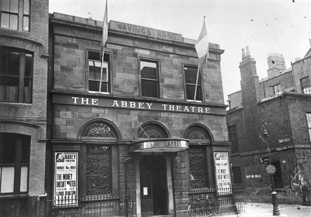 Com o Abbey Theatre veio "a linguagem teatral, geralmente mais próxima da vida cotidiana"