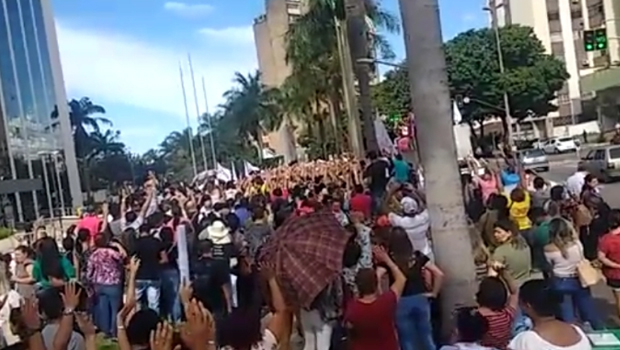 Os profissionais da Educação realizam uma Assembleia Geral nesta segunda-feira, 8, às 16h, em frente ao Palácio Pedro Ludovico Teixeira, para discutir os avanços sob as reivindicações da classe quanto ao pagamento dos salários de dezembro de 2018 e março de 2019, assim como a paridade entre ativos e aposentados - Jornal Opção