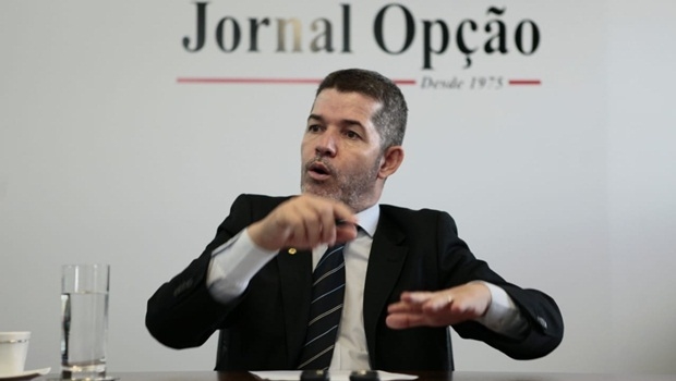 O líder do PSL na Câmara, deputado Delegado Waldir, afirmou ao Jornal Opção que a sigla aguarda os desdobramentos da investigação da Polícia Federal para se posicionar em relação às acusações da deputada Alê Silva (PSL-MG) de que o ministro do Turismo, Marcelo Ávaro Antônio, teria feito ameaças contra sua vida_Jornal Opção