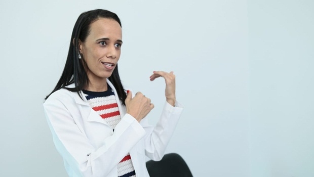 Renata Bernardes explica teoria da conspiração anti vacina