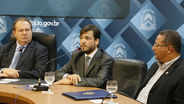 Carlesse (à esquerda) ouve o diretor da Azul, Marcelo Bento Ribeiro | Foto: Emerson Silva