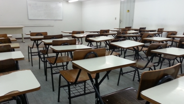 O Estado de Goiás foi condenado a pagar indenização por danos morais e estéticos a um estudante que teve de amputar o dedo central da mão esquerda, em razão de um acidente ocorrido durante aula de educação física, na quadra de esportes da escola_Jornal Opção
