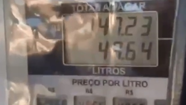 Mulher denuncia posto que adulterava preço do combustível na bomba