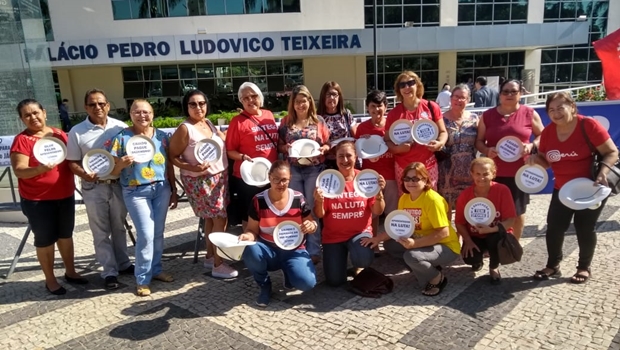Movimento de aposentados da educação realizam acampamento em protesto ao  salário atrasado de dezembro, reivindicando paridade com ativos e também a quitação do salário de março a todos os profissionais da educação_Jornal Opção