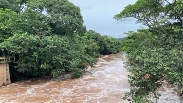 O Corpo de Bombeiros segue à procura do agente de sistemas da Saneago, Flávio Leonel Moraes, que caiu, nesta quinta-feira, 11, na captação do rio Meia Ponte, no Bairro São Domingos, em Goiânia. O funcionário trabalhava na Supervisão de Hidrologia_Jornal Opção